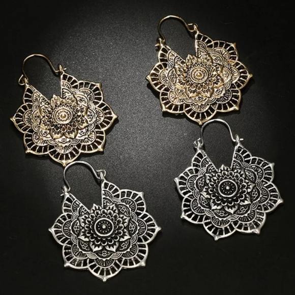 *Vivi* Flower antiqued Earrings - Picture 4 of 5